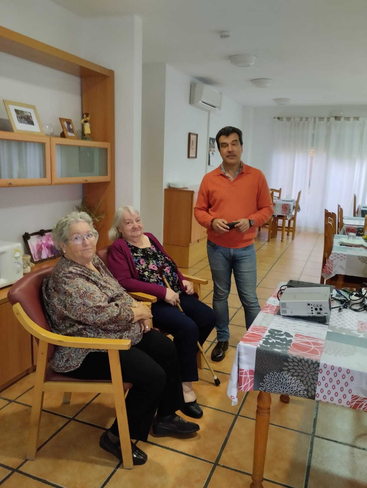 AYER EN LA VIVIENDA DE MAYORES DISFRUTAMOS DE UNA CHARLA MUY ESPECIAL DE LA FEDERACIÓN DE MAYORES DE GUADA TITULADA "CUIDA TU SALUD, ES TU MAYOR TESORO"