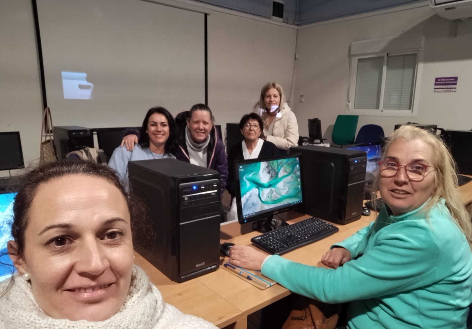 LAS TRABAJADORAS DE BIENESTAR SOCIAL SIGUEN FORMÁNDOSE