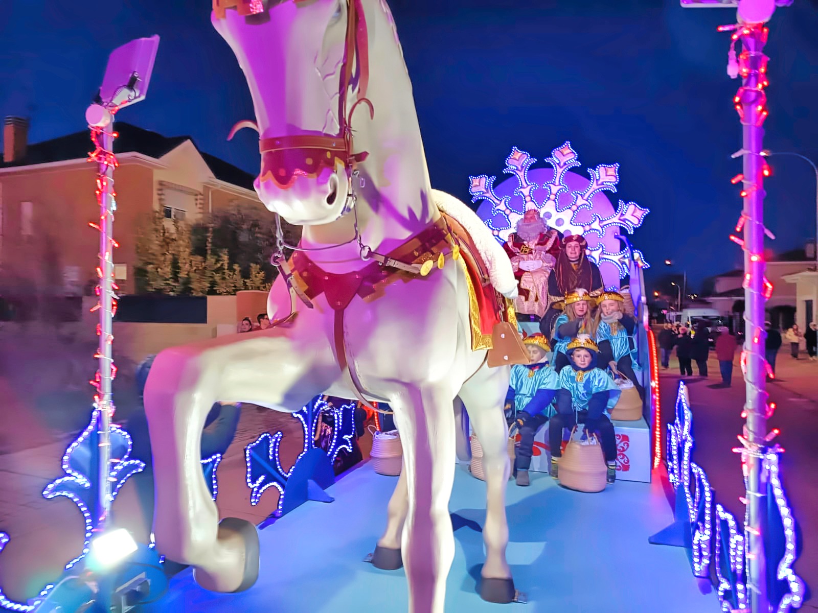 LA CABALGATA DE SS. MM. LOS REYES MAGOS LLENÓ EL CASAR DE ILUSIÓN Y PARTICIPACIÓN
