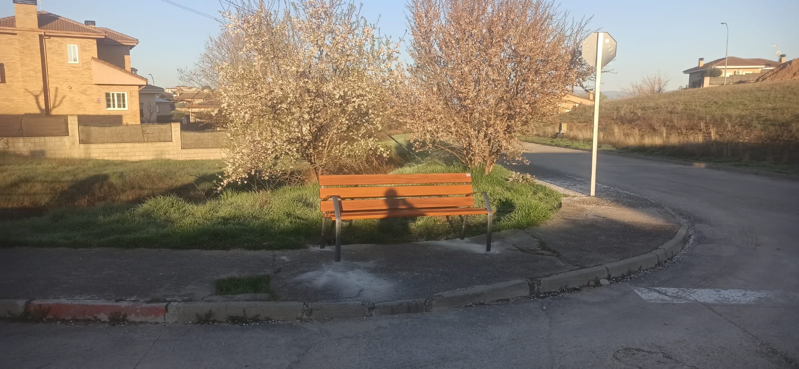 EL AYUNTAMIENTO DE EL CASAR INSTALA NUEVOS BANCOS PARA FAVORECER EL DESCANSO Y EL BIENESTAR