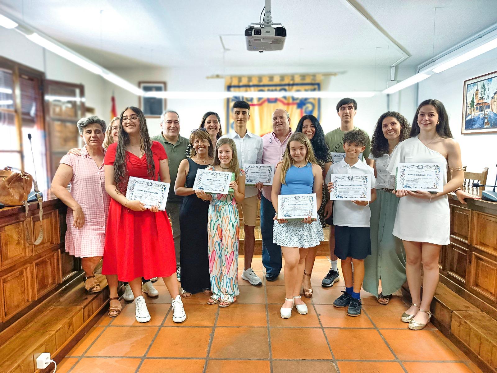 ENTREGA DE PREMIOS A LOS ALUMNOS EXCELENTES DE EL CASAR, TRAS LA REUNIÓN DEL CONSEJO ESCOLAR