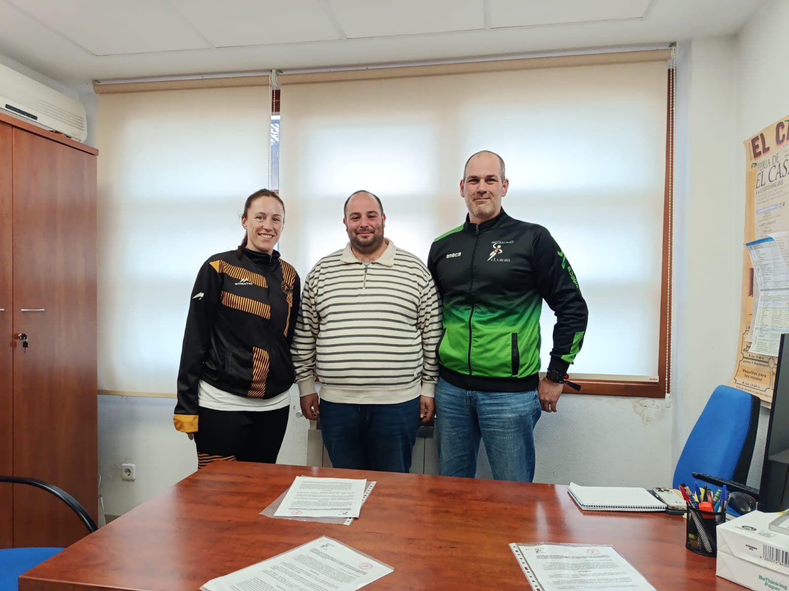 EL AYUNTAMIENTO DE EL CASAR FIRMA UN NUEVO CONVENIO PARA SEGUIR IMPULSANDO EL BALONMANO PLAYA EN EL MUNICIPIO