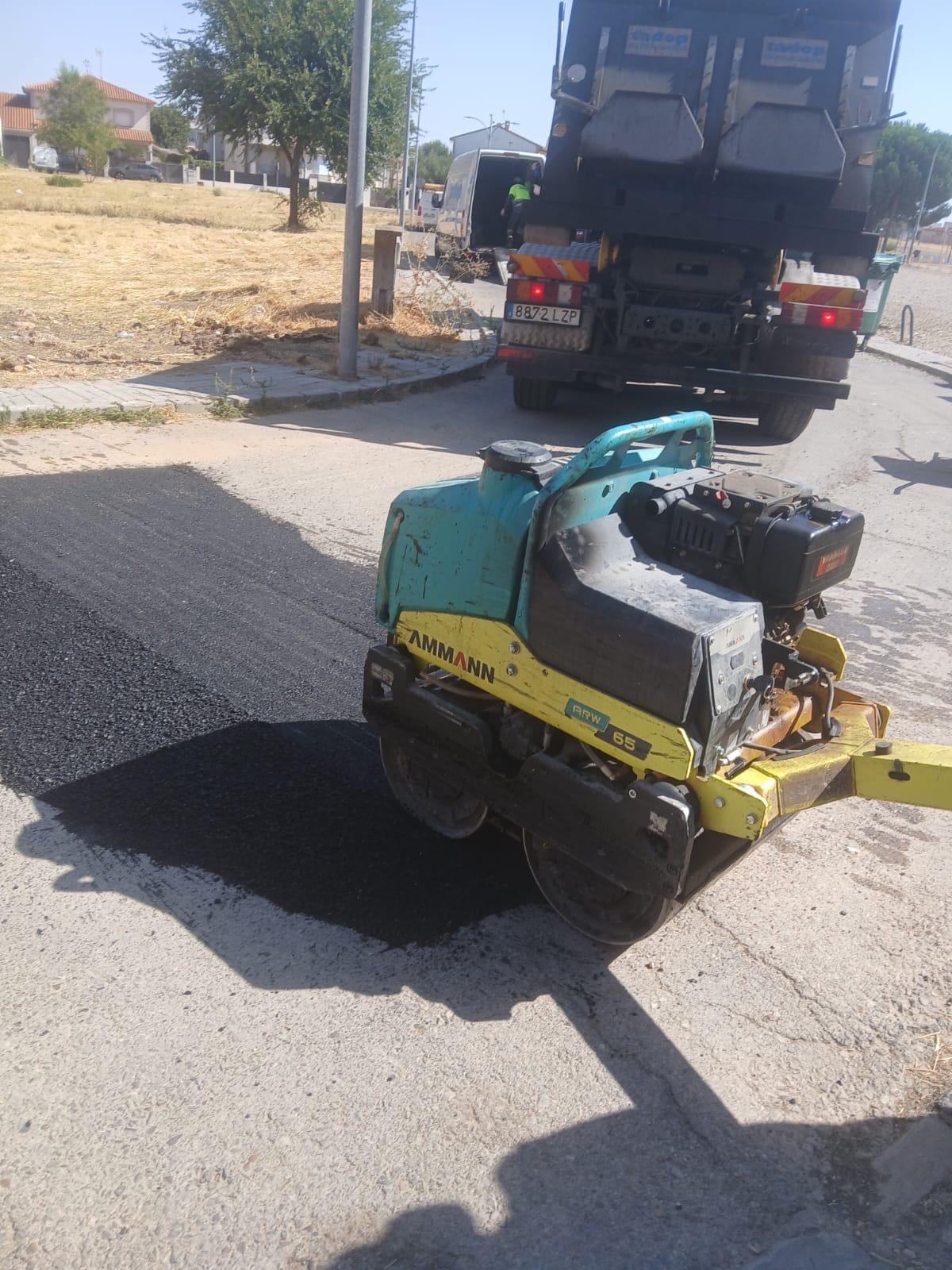 CONTINÚAN LAS OBRAS DE BACHEO EN EL CASAR Y EL COTO