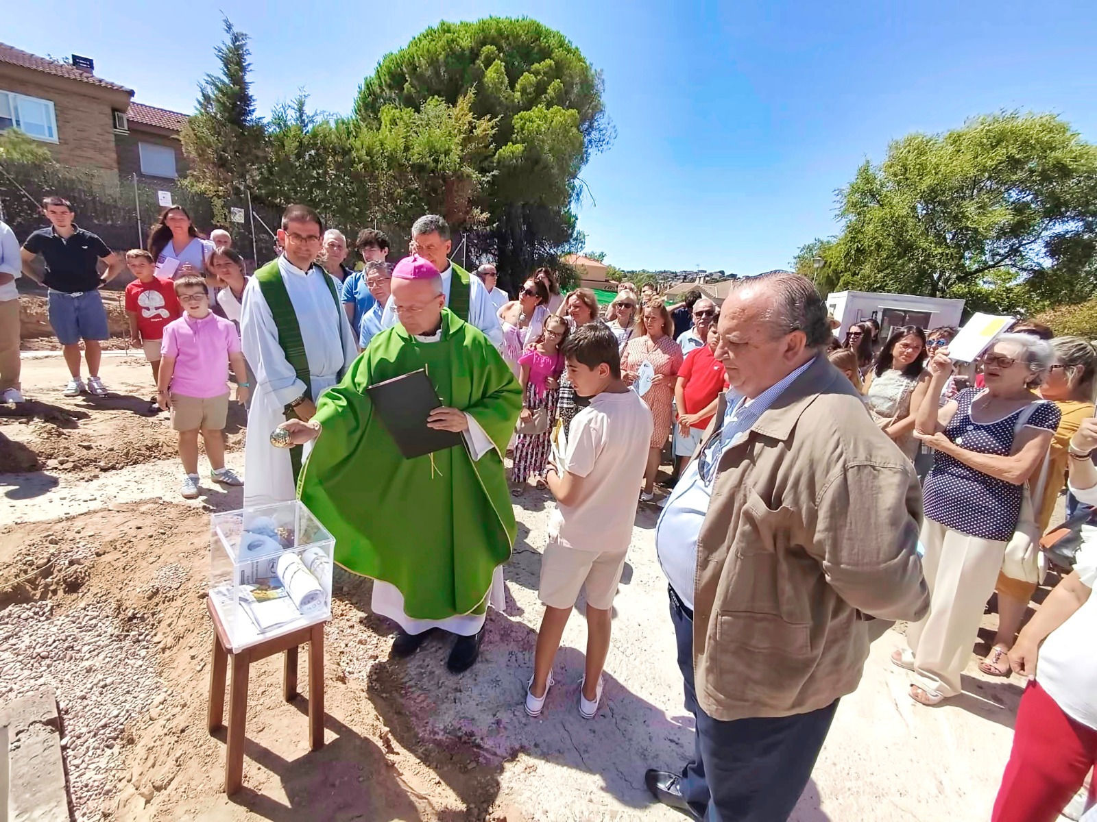 EL ALCALDE DE EL CASAR ASISTE A LA COLOCACIÓN DE LA PRIMERA PIEDRA DEL NUEVO CENTRO SOCIAL PARROQUIAL DE EL COTO