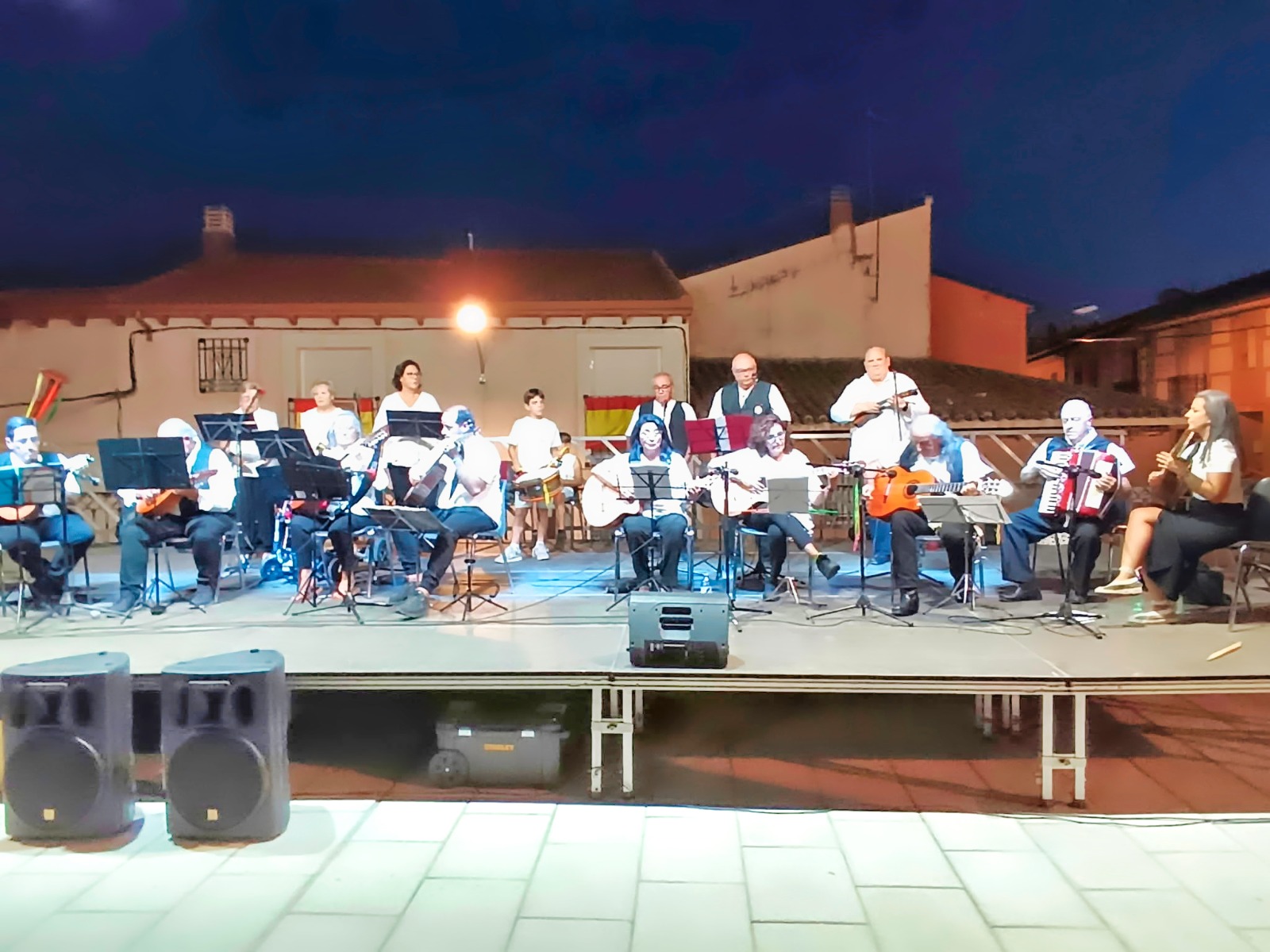 FIESTAS EL CASAR | LA RONDALLA Y EL GRUPO DE BAILE ‘LA PICOTA’ LLEVARON LA MÚSICA TRADICIONAL A LAS FIESTAS