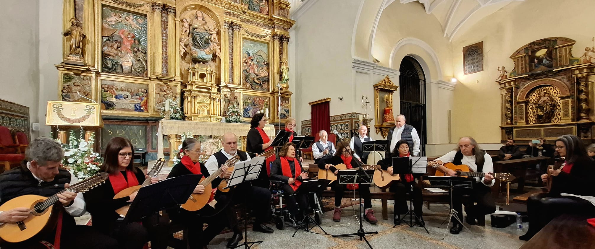 LA RONDALLA CASAREÑA SUPERÓ TODAS LAS EXPECTATIVAS CON SU EMOTIVO REPERTORIO DE VILLANCICOS EN LA IGLESIA DE NUESTRA SEÑORA DE LA ASUNCIÓN DE EL CASAR