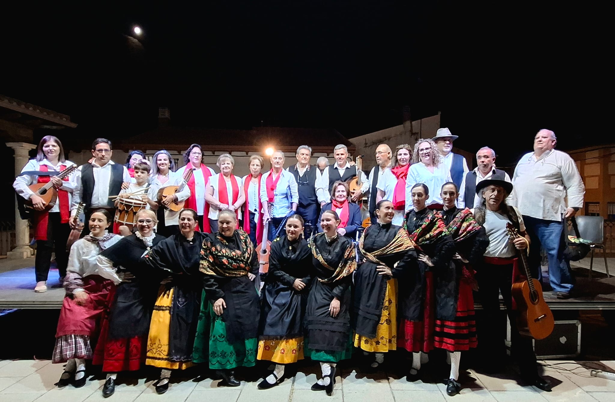 LA RONDALLA CASAREÑA Y EL GRUPO DE FOLKLORE LOS RODETES PUSIERON EL BROCHE MUSICAL DE BIENVENIDA A LAS FIESTAS DE EL CASAR