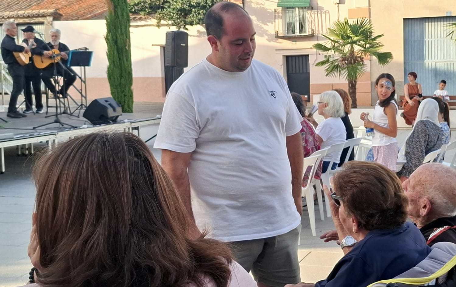 MESONES CANTA, BAILA Y CELEBRA LA LLEGADA DEL VERANO AL RITMO DE LA MÚSICA GRACIAS A ALGORITMO