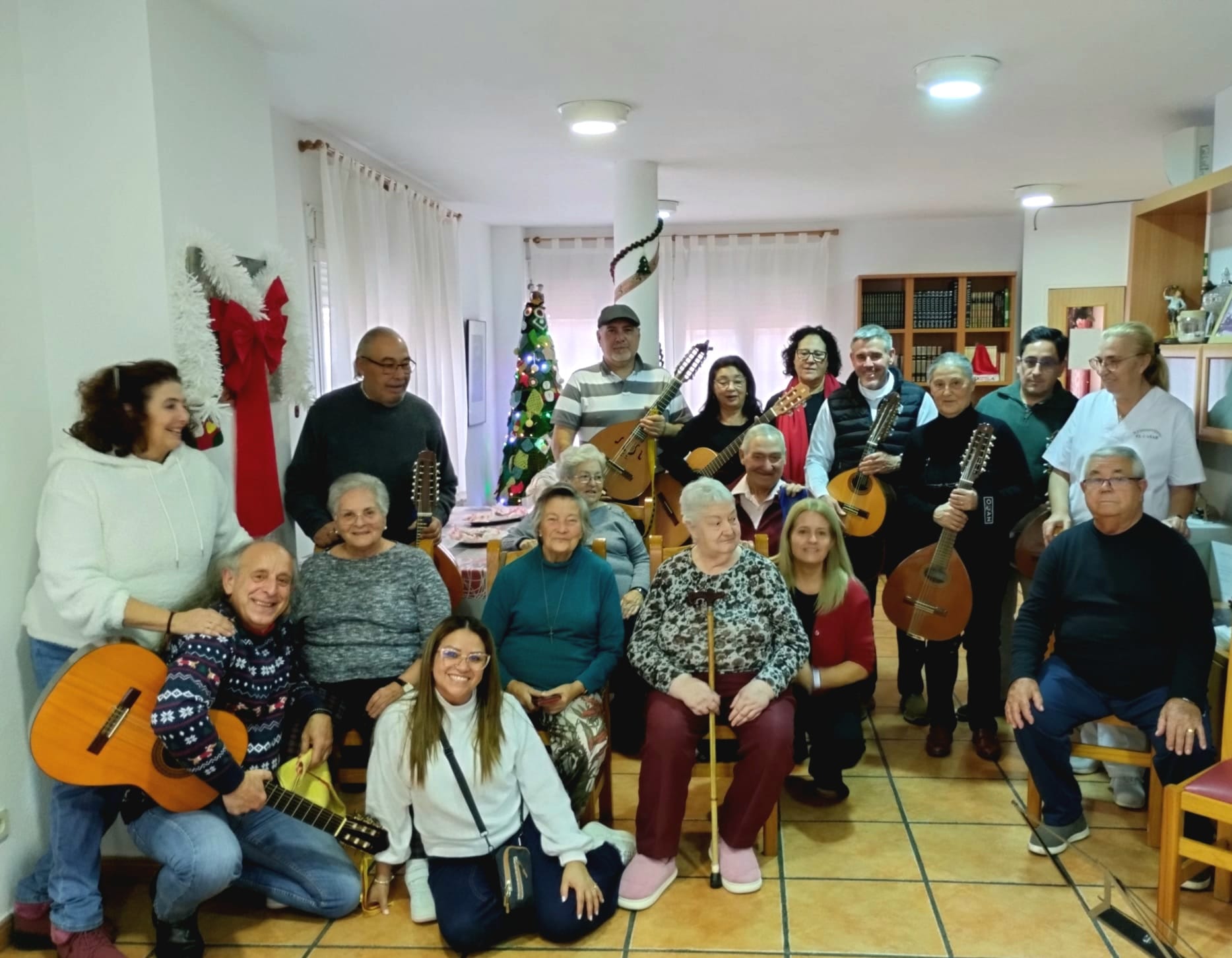 LA MAGIA DE LA NAVIDAD LLEGA A NUESTROS MAYORES CON LA RONDALLA CASAREÑA