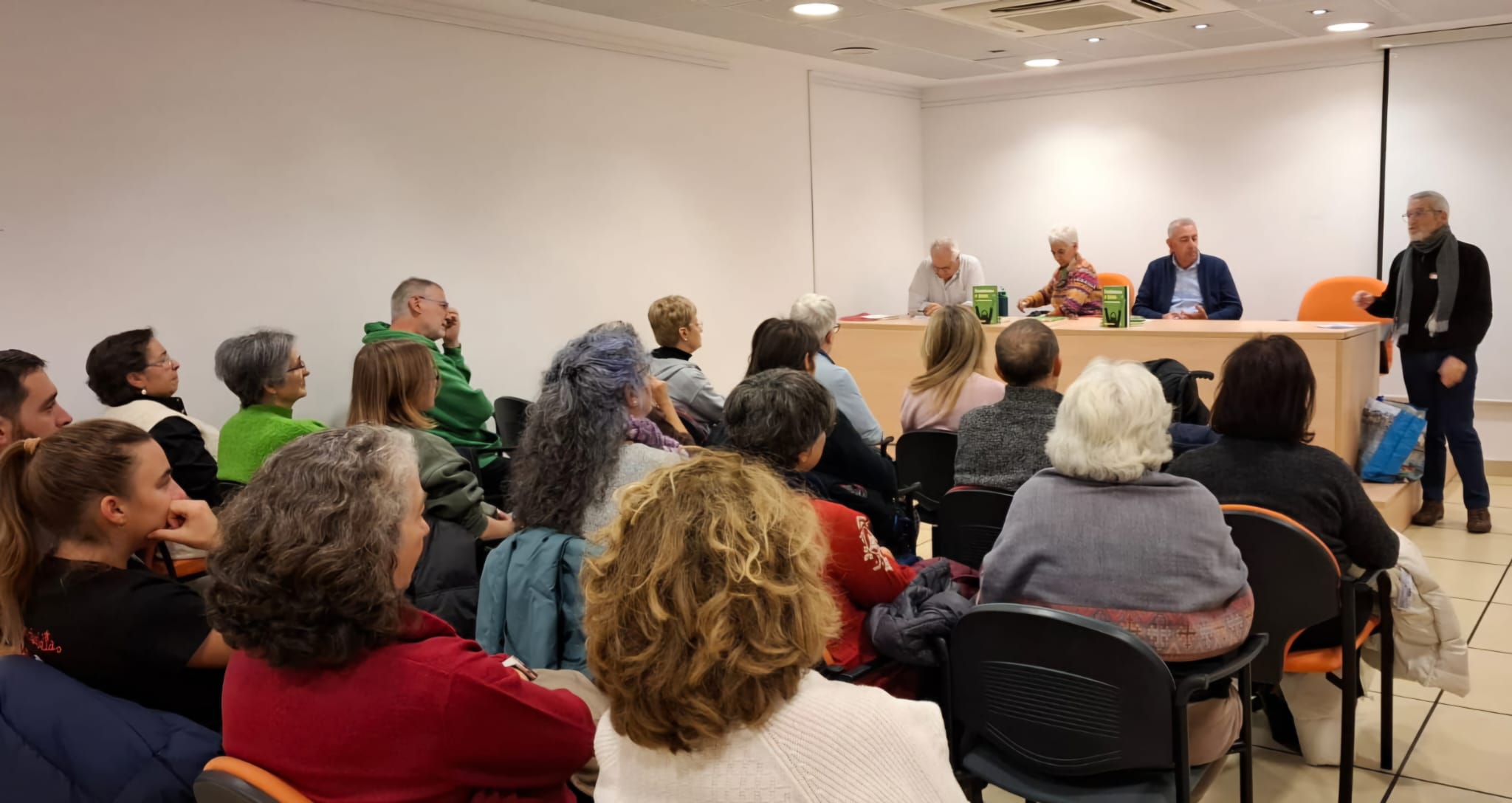 EN EL MARCO DE LA CONMEMORACIÓN DEL DÍA INTERNACIONAL DE LA ELIMINACIÓN DE LA VIOLENCIA HACIA LA MUJER, LA BIBLIOTECA MUNICIPAL VOLVIÓ A LLENARSE PARA ACOGER LA PRESENTACIÓN DEL LIBRO “FEMINISMO E ISLAM: UNA ECUACIÓN IMPOSIBLE” Y EL POSTERIOR COLOQUIO.