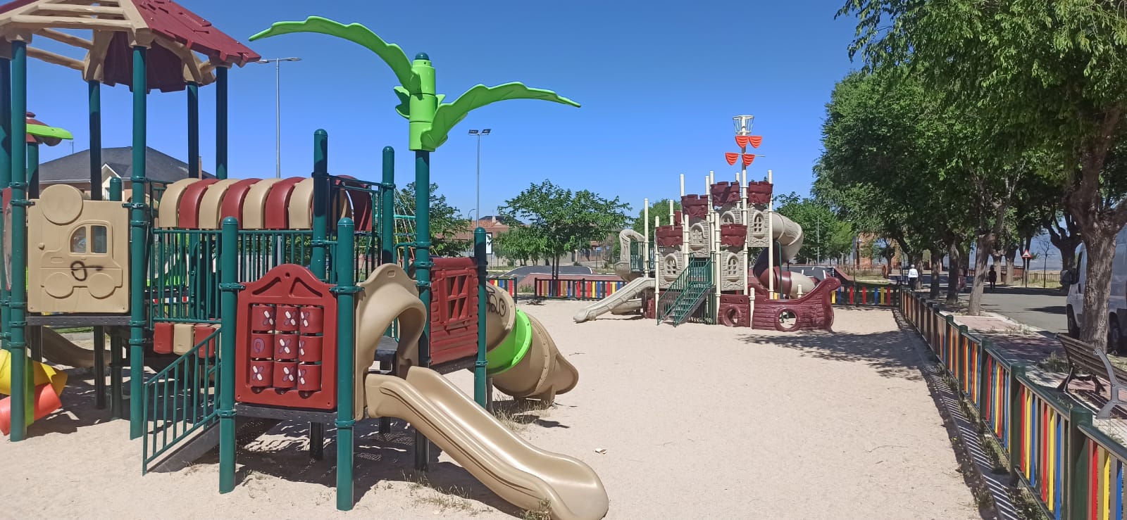 EL AYUNTAMIENTO DE EL CASAR REALIZA TRABAJOS DE MEJORA Y MANTENIMIENTO EN LOS PARQUES INFANTILES