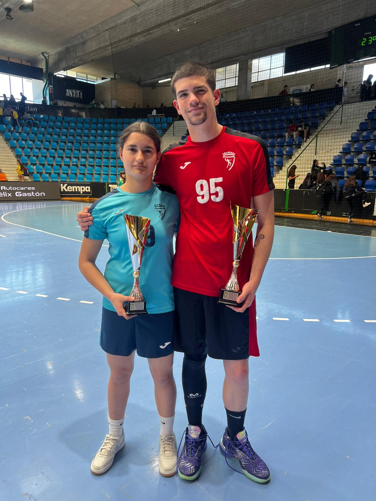 MIGUEL ARÉVALO Y ROCÍO ARÉVALO, SUBCAMPEONES EN EL TORNEO VARGROUP DE BALONMANO