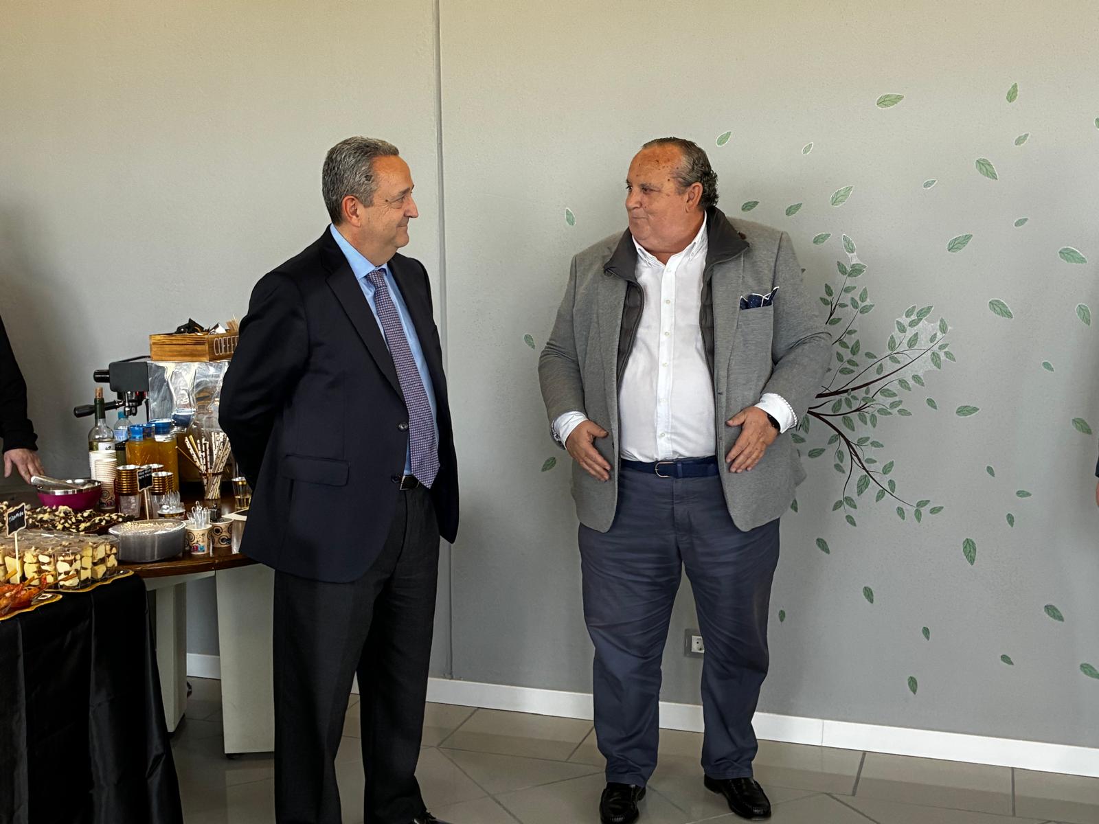 EL ALCALDE DE EL CASAR ASISTE A LA REINAUGURACIÓN DEL TANATORIO PARCESA