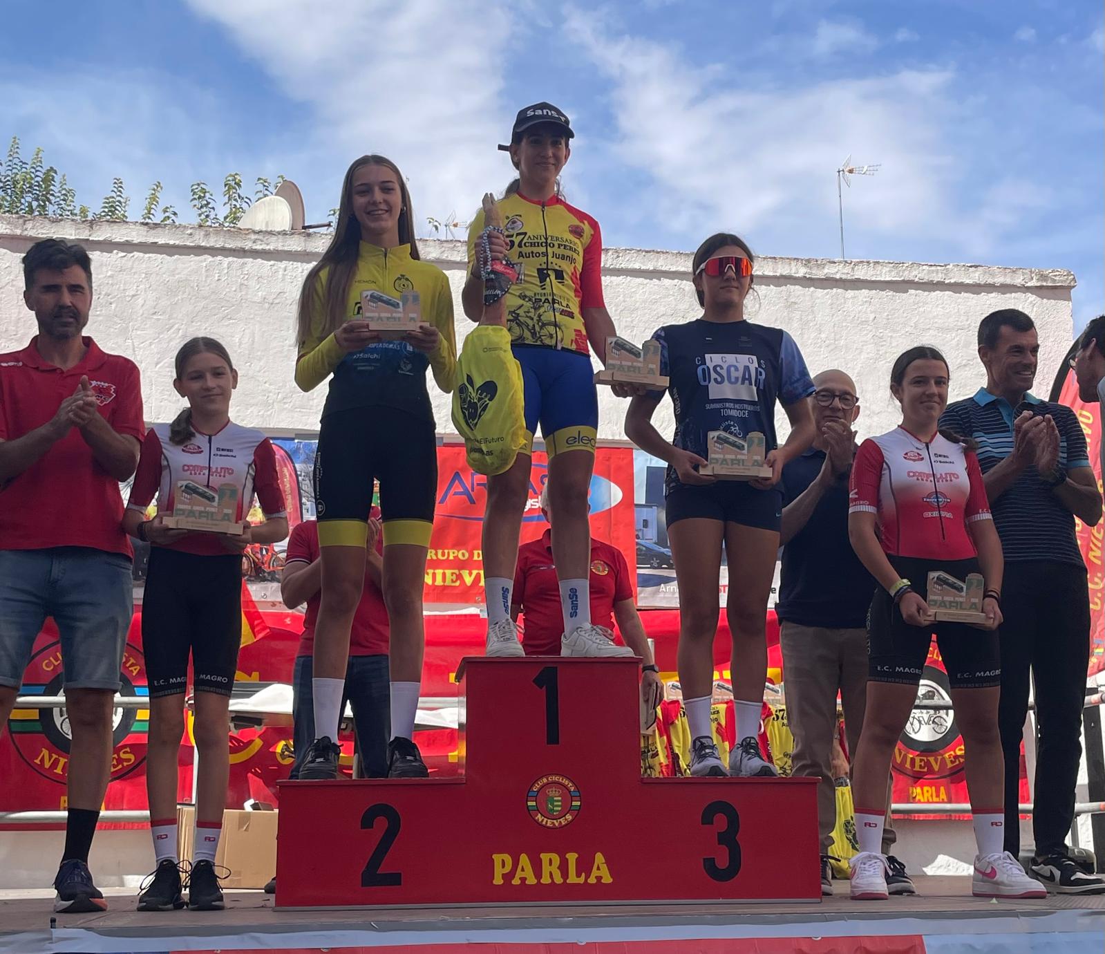 CANDELA MARTÍNEZ, IMBATIBLE, TRIUNFA EN CARRETERA Y CICLOCROSS!