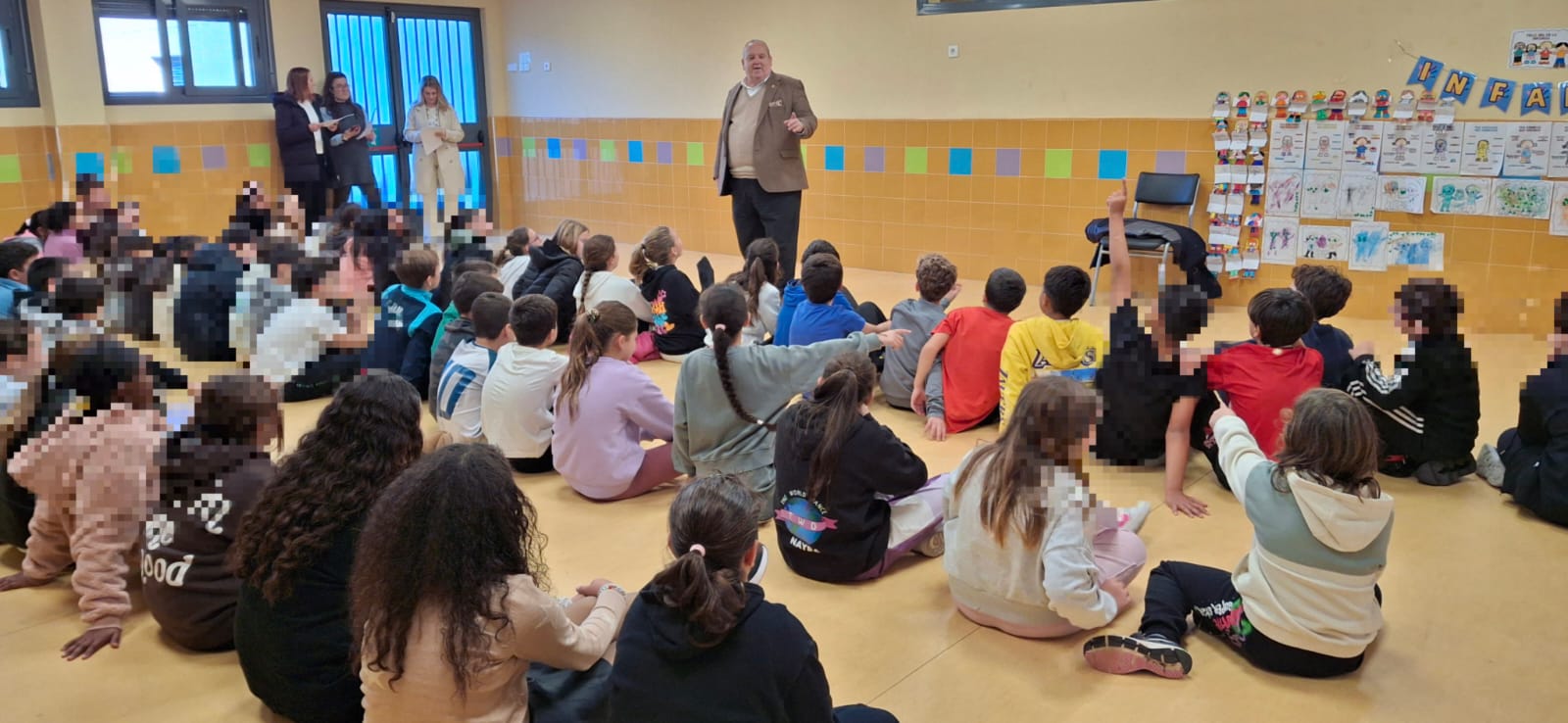 EL ALCALDE DE EL CASAR PARTICIPÓ EN UN ENCUENTRO CON TODOS LOS ALUMNOS DE EL CEIP MAESTROS DE EL CASAR