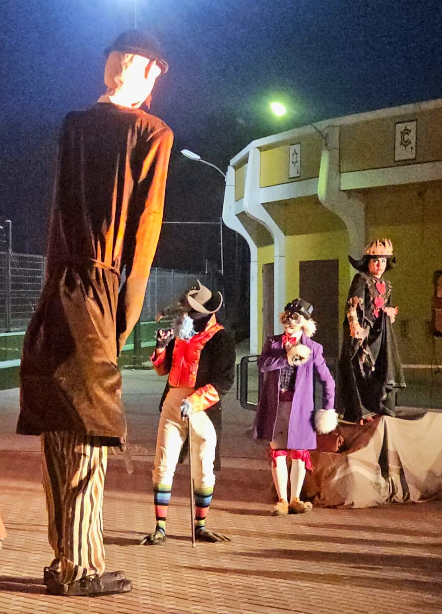 LA MAGIA DE LA CULTURA LLEGÓ A EL CASAR DE LA MANO DE  ALICIA EN EL PAÍS DE LAS MARAVILLAS