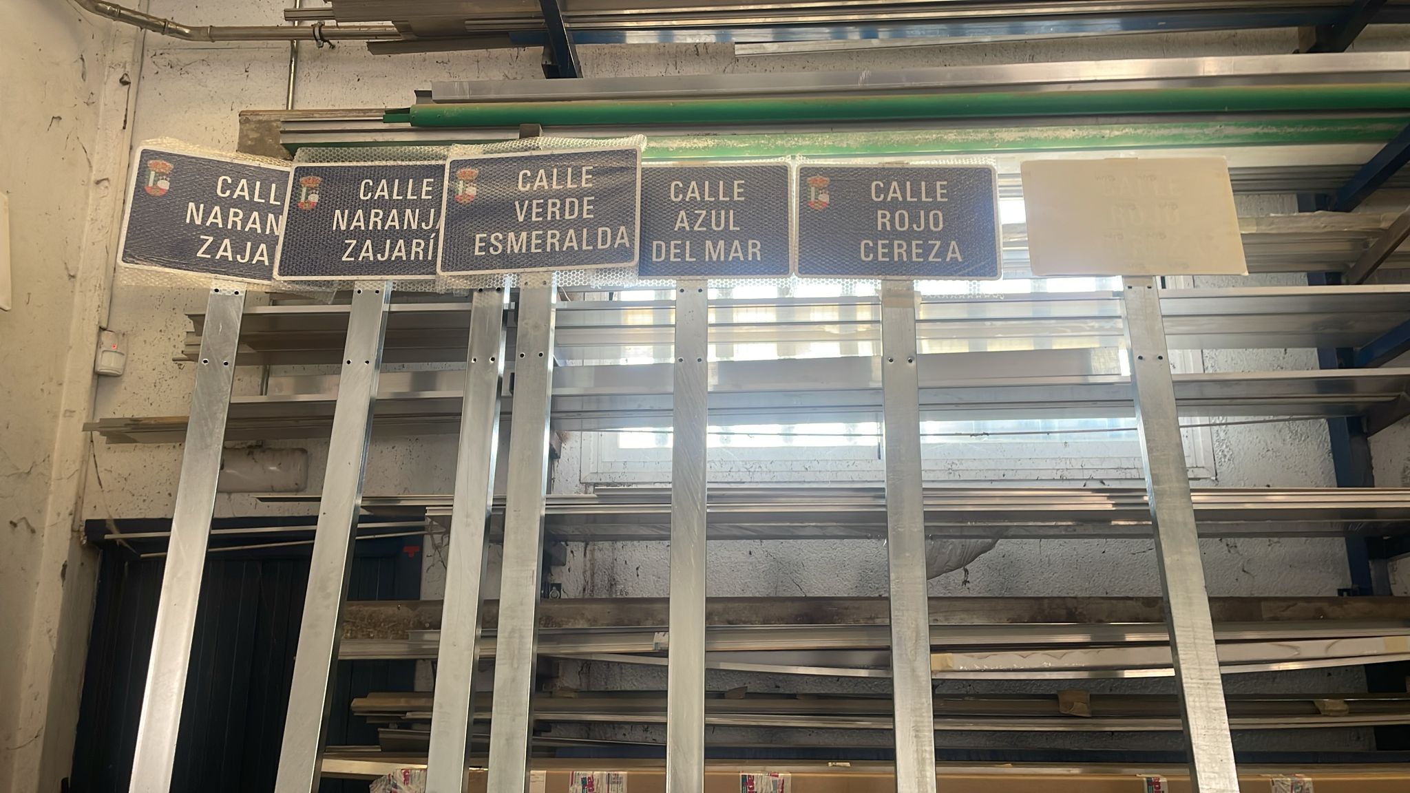 DESDE LA CONCEJALÍA DE URBANIZACIONES OS INFORMAMOS DE QUE VAMOS A PROCEDER A LA SUSTITUCIÓN DE TODA LA SEÑALÉTICA EN MAL ESTADO O FALTANTE EN LA URBANIZACIÓN VALDELOSLLANOS