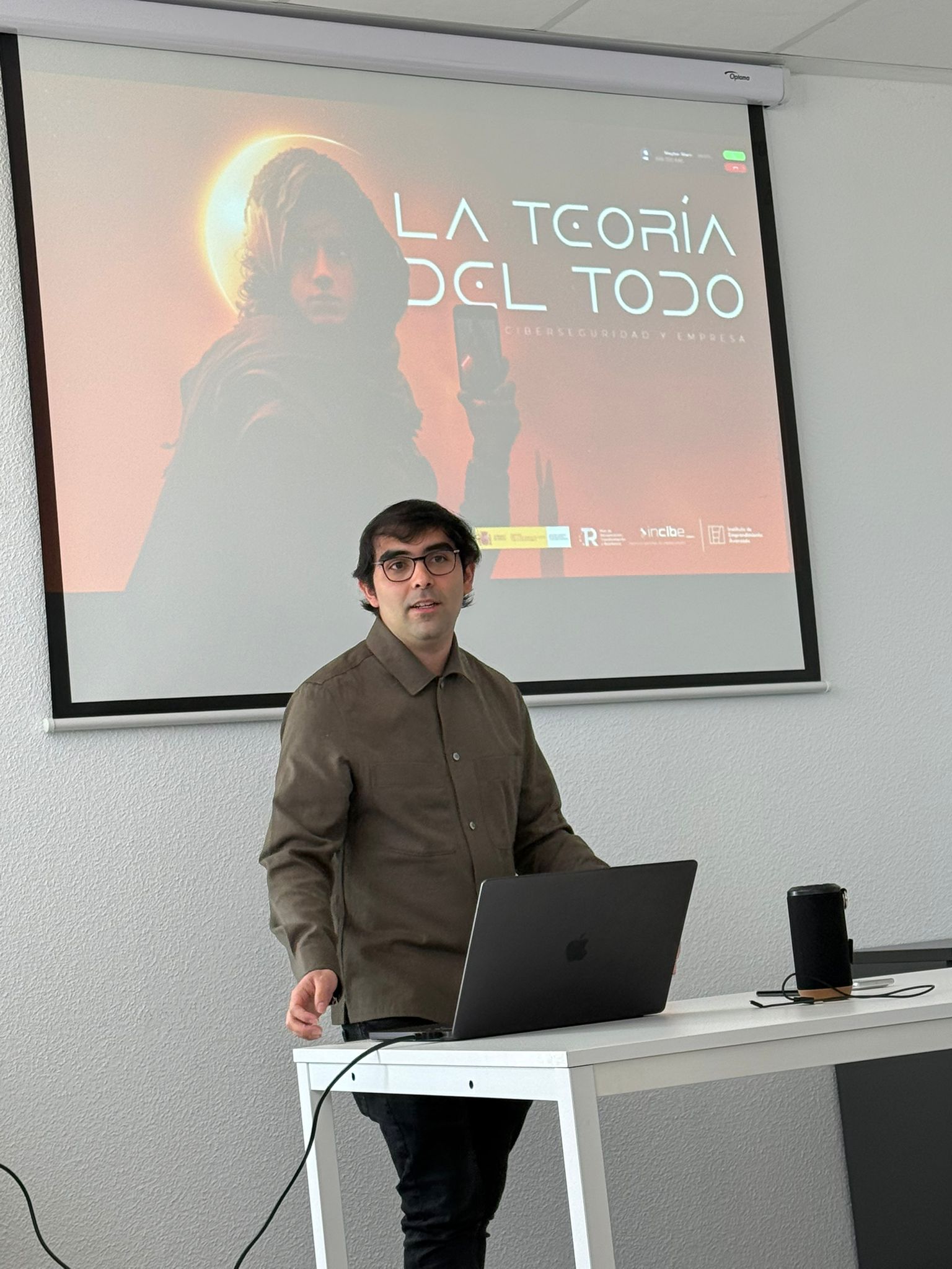 ÉXITO DEL TALLER “EMPRENDE CON SEGURIDAD” CON INCIBE EN EL CASAR