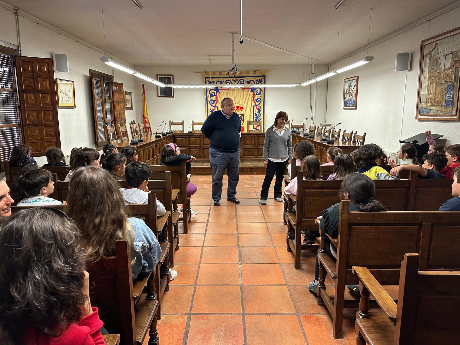 LOS ALUMNOS DEL CEIP MAESTROS DE EL CASAR VISITAN EL AYUNTAMIENTO