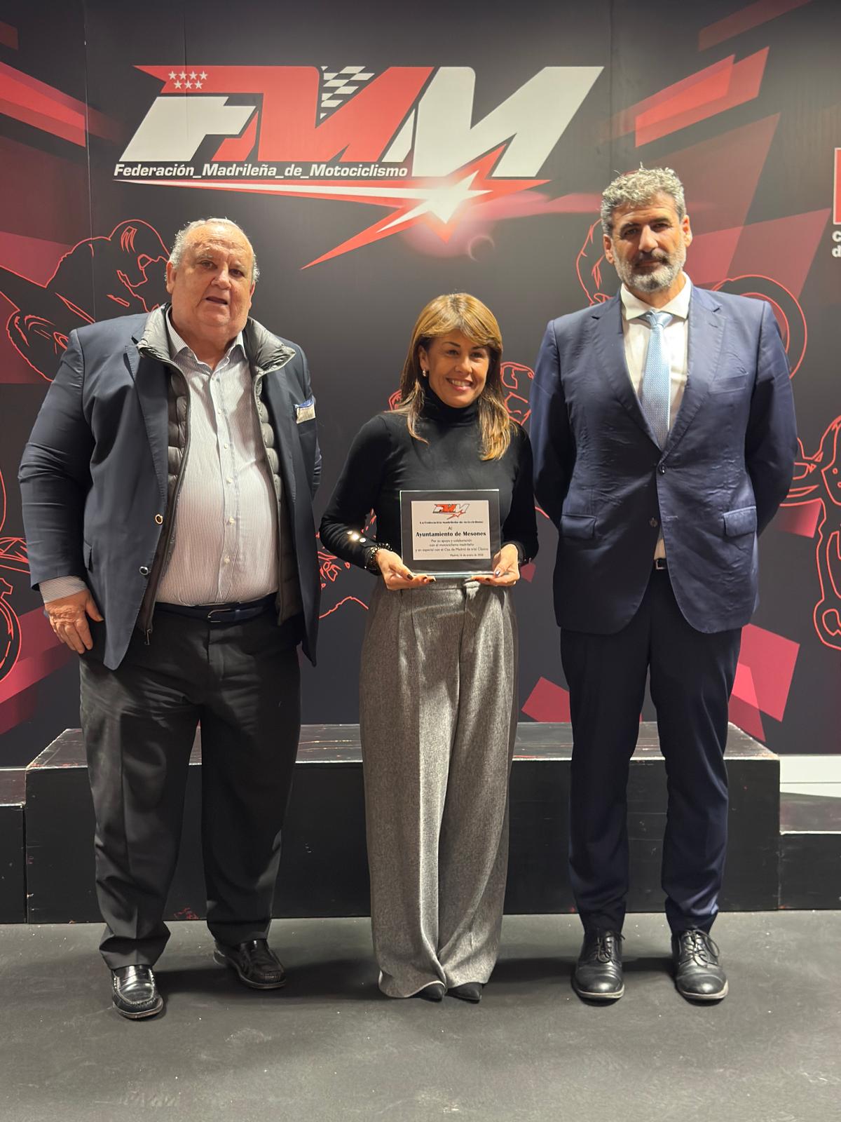 EL AYUNTAMIENTO DE MESONES RECIBE LA PLACA AL MÉRITO MOTOCICLISTA 2025