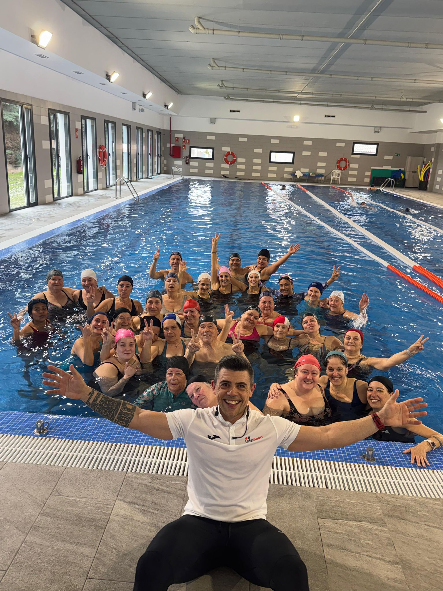 MASTERCLASS DE AQUAZUMBA PARA CELEBRAR EL 8M, EN LA PISCINA CLIMATIZADA DE EL CASAR